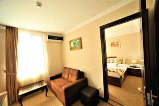 Отель Hotel Park Батуми Люкс с кроватью размера «king-size»-1